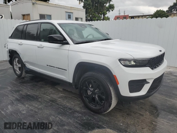 2024 Jeep Grand Cherokee Altitude with VIN 1C4RJGAG7R8546530, listed as a Copart auction lot 76833584 with 9,456 mi miles and Clean title. Bid and sale history available at DreamBid. Image 4.