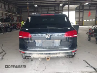 2017 Volkswagen Touareg Wolfsburg Edition z VIN WVGRF7BP0HD003232, wystawiony jako IAAI lot #41985161 z przebiegiem 165 850 mil mil oraz . Historia ofert i sprzedaży dostępna na DreamBid. Obrazek 15.