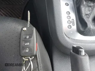 2014 Volkswagen Jetta SE z VIN 3VWD17AJ5EM369548, wystawiony jako IAAI lot #42588501 z przebiegiem 115 062 mil mil oraz . Historia ofert i sprzedaży dostępna na DreamBid. Obrazek 11.