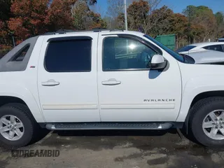 2011 Chevrolet Avalanche LT z VIN 3GNTKFE39BG180128, wystawiony jako IAAI lot #41887676 z przebiegiem 183 098 mil mil oraz . Historia ofert i sprzedaży dostępna na DreamBid. Obrazek 13.