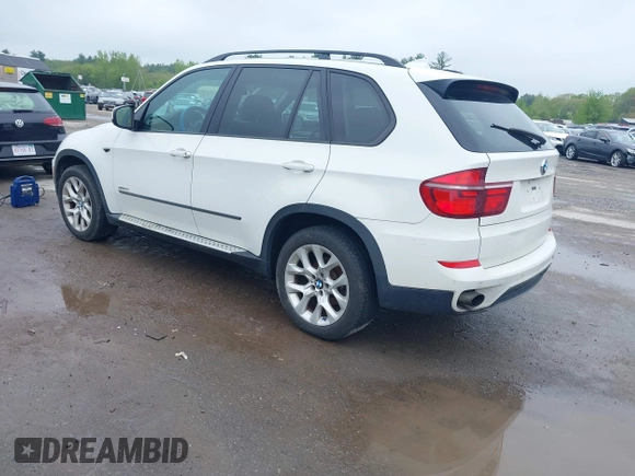 2013 BMW X5 xDrive35i z VIN 5UXZV4C51D0B03720, wystawiony jako IAAI lot #42284686 z przebiegiem 181 322 mil mil oraz . Historia ofert i sprzedaży dostępna na DreamBid. Obrazek 3.