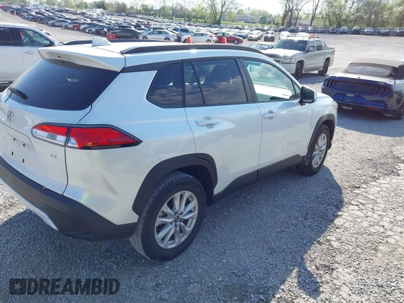 2022 Toyota Corolla Cross LE z VIN 7MUCAAAG3NV012231, wystawiony jako IAAI lot #42022931 z przebiegiem 30 335 mil mil oraz . Historia ofert i sprzedaży dostępna na DreamBid. Obrazek 4.