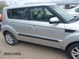 2013 Kia Soul + z VIN KNDJT2A63D7761273, wystawiony jako IAAI lot #42166793 z przebiegiem 134 647 mil mil oraz . Historia ofert i sprzedaży dostępna na DreamBid. Obrazek 13.