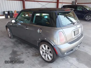 2004 MINI Hardtop S z VIN WMWRE33474TD80161, wystawiony jako IAAI lot #42585952 z przebiegiem 132 158 mil mil oraz . Historia ofert i sprzedaży dostępna na DreamBid. Obrazek 3.