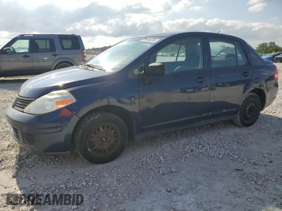 2009 Nissan Versa 1.6 z VIN 3N1CC11E49L499117, wystawiony jako Copart lot #56486285 z przebiegiem 129 114 mil mil oraz Szkoda całkowita • Salvage title. Historia ofert i sprzedaży dostępna na DreamBid. Obrazek 1.