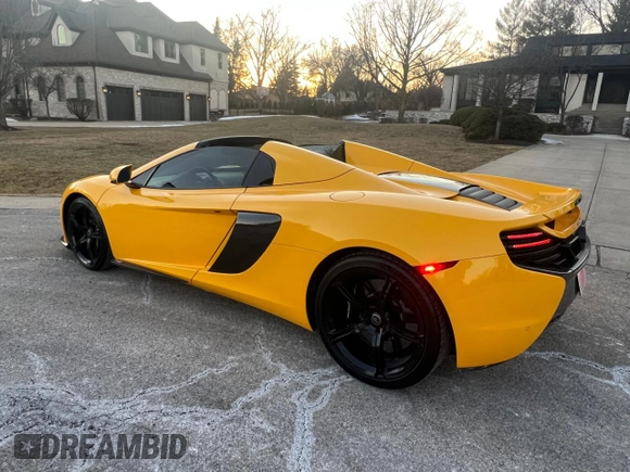 2015 McLaren 650S z VIN SBM11FAA4FW005324, wystawiony jako Copart lot #43651815 z przebiegiem 28 798 mil mil oraz Tytuł czysty. Historia ofert i sprzedaży dostępna na DreamBid. Obrazek 3.