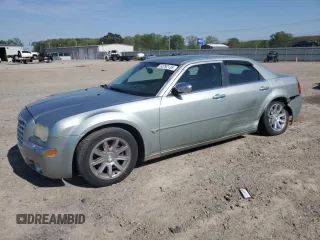 2005 Chrysler 300 C z VIN 2C3AA63H55H102732, wystawiony jako Copart lot #52292135 z przebiegiem 150 443 mil mil oraz Czysty tytuł • Clean title. Historia ofert i sprzedaży dostępna na DreamBid. Obrazek 1.