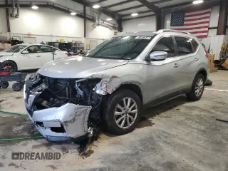 2018 Nissan Rogue SV z VIN KNMAT2MV5JP594400, wystawiony jako Copart lot #51327315 z przebiegiem 124 296 mil mil oraz Czysty tytuł • Clean title. Historia ofert i sprzedaży dostępna na DreamBid. Obrazek 1.