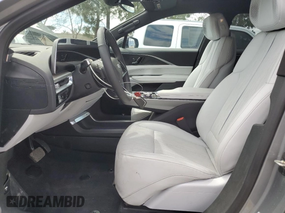 2024 Cadillac LYRIQ Luxury z VIN 1GYKPRRK6RZ104038, wystawiony jako Copart lot #51623145 z przebiegiem Nie podano mil oraz Szkoda całkowita • Salvage title. Historia ofert i sprzedaży dostępna na DreamBid. Obrazek 7.