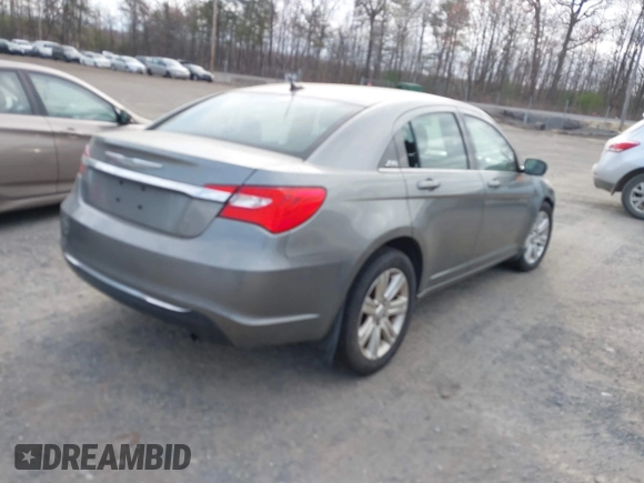 2011 Chrysler 200 Touring z VIN 1C3BC1FB2BN602536, wystawiony jako IAAI lot #41858171 z przebiegiem Nie podano mil oraz . Historia ofert i sprzedaży dostępna na DreamBid. Obrazek 4.