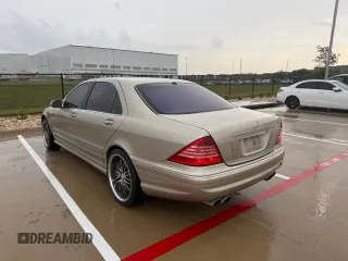 2005 Mercedes-Benz S 55 AMG z VIN WDBNG74J05A453371, wystawiony jako Copart lot #60742615 z przebiegiem 123 619 mil mil oraz Czysty tytuł • Clean title. Historia ofert i sprzedaży dostępna na DreamBid. Obrazek 3.