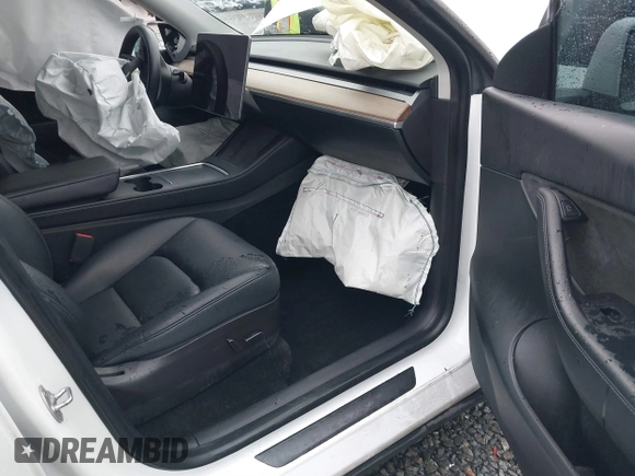 2022 Tesla Model Y Long Range z VIN 7SAYGDEE6NF451259, wystawiony jako IAAI lot #41200775 z przebiegiem 59 683 mil mil oraz . Historia ofert i sprzedaży dostępna na DreamBid. Obrazek 5.