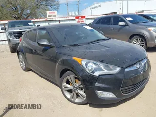 2015 Hyundai Veloster z VIN KMHTC6AD3FU240391, wystawiony jako IAAI lot #41780681 z przebiegiem 155 171 mil mil oraz . Historia ofert i sprzedaży dostępna na DreamBid. Obrazek 1.