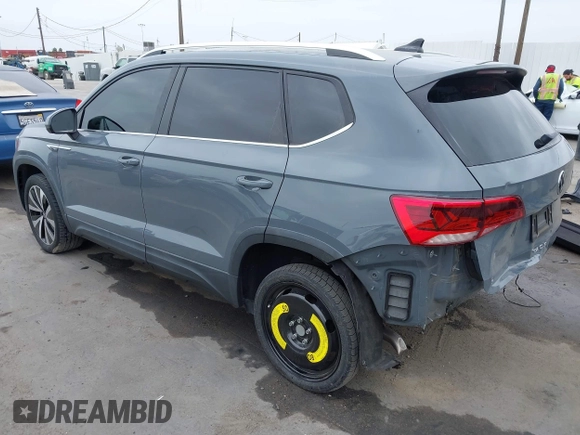 2022 Volkswagen Taos SE z VIN 3VVRX7B21NM007085, wystawiony jako IAAI lot #42018520 z przebiegiem 27 904 mil mil oraz . Historia ofert i sprzedaży dostępna na DreamBid. Obrazek 3.