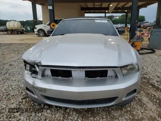 2012 Ford Mustang V6 z VIN 1ZVBP8EM4C5265359, wystawiony jako Copart lot #57124815 z przebiegiem 169 977 mil mil oraz Szkoda całkowita • Salvage title. Historia ofert i sprzedaży dostępna na DreamBid. Obrazek 5.