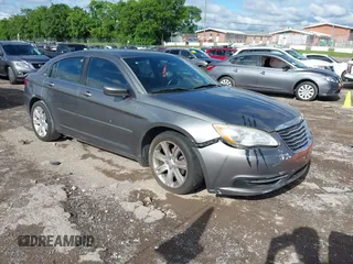2012 Chrysler 200 Touring z VIN 1C3CCBBG3CN228547, wystawiony jako IAAI lot #42397903 z przebiegiem 158 982 mil mil oraz . Historia ofert i sprzedaży dostępna na DreamBid. Obrazek 1.