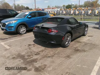 2021 Mazda MX-5 Miata Grand Touring z VIN JM1NDAM75M0451597, wystawiony jako IAAI lot #41932712 z przebiegiem 61 710 mil mil oraz . Historia ofert i sprzedaży dostępna na DreamBid. Obrazek 4.