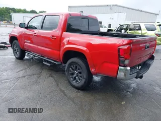 2020 Toyota Tacoma SR5 z VIN 3TMAZ5CN7LM128932, wystawiony jako IAAI lot #42220739 z przebiegiem 22 197 mil mil oraz . Historia ofert i sprzedaży dostępna na DreamBid. Obrazek 3.