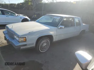 1988 Cadillac DeVille z VIN 1G6CD1156J4217034, wystawiony jako Copart lot #42105615 z przebiegiem 59 630 mil mil oraz Czysty tytuł • Clean title. Historia ofert i sprzedaży dostępna na DreamBid. Obrazek 1.