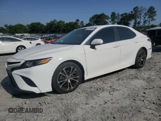 2018 Toyota Camry LE z VIN 4T1B11HKXJU042800, wystawiony jako Copart lot #56707845 z przebiegiem 104 172 mil mil oraz Szkoda całkowita • Salvage title. Historia ofert i sprzedaży dostępna na DreamBid. Obrazek 1.