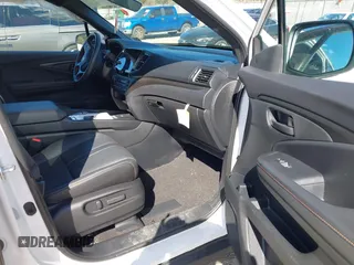 2024 Honda Passport TrailSport с VIN 5FNYF8H69RB016415, выставлен на аукционе IAAI как лот 41701049 с пробегом 10 365 миль миль и . История ставок и продаж доступна на DreamBid. Изображение 5.