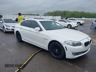 2012 BMW 5 Series 535i xDrive z VIN WBAFU7C57CDU64640, wystawiony jako IAAI lot #42109534 z przebiegiem 132 310 mil mil oraz . Historia ofert i sprzedaży dostępna na DreamBid. Obrazek 1.