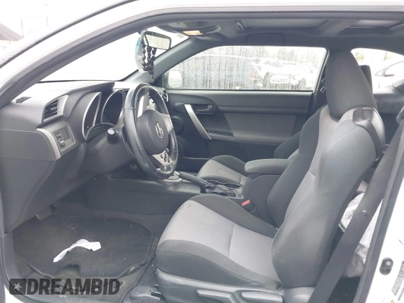 2014 Scion tC z VIN JTKJF5C77E3080128, wystawiony jako IAAI lot #42174898 z przebiegiem Nie podano mil oraz . Historia ofert i sprzedaży dostępna na DreamBid. Obrazek 5.