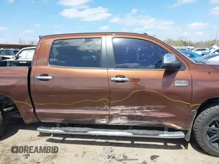 2017 Toyota Tundra Platinum z VIN 5TFAW5F10HX626991, wystawiony jako IAAI lot #41778320 z przebiegiem 211 484 mil mil oraz . Historia ofert i sprzedaży dostępna na DreamBid. Obrazek 13.