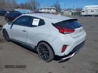 2020 Hyundai Veloster Turbo R-Spec z VIN KMHTH6AB1LU027676, wystawiony jako IAAI lot #42064952 z przebiegiem 88 778 mil mil oraz . Historia ofert i sprzedaży dostępna na DreamBid. Obrazek 3.