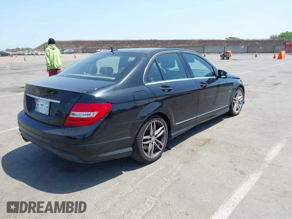 2012 Mercedes-Benz C 250 Sport z VIN WDDGF4HB0CR194481, wystawiony jako IAAI lot #42406447 z przebiegiem 133 332 mil mil oraz . Historia ofert i sprzedaży dostępna na DreamBid. Obrazek 4.