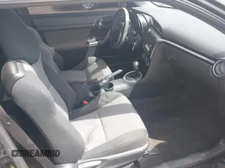2015 Scion tC z VIN JTKJF5C75FJ012021, wystawiony jako IAAI lot #42143878 z przebiegiem 127 235 mil mil oraz . Historia ofert i sprzedaży dostępna na DreamBid. Obrazek 5.