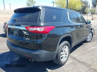 2019 Chevrolet Traverse LS z VIN 1GNERFKW3KJ222388, wystawiony jako IAAI lot #42225444 z przebiegiem 94 777 mil mil oraz . Historia ofert i sprzedaży dostępna na DreamBid. Obrazek 4.