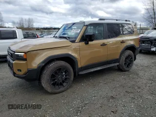 2024 Toyota Land Cruiser z VIN JTEABFAJ8RK010961, wystawiony jako Copart lot #45733885 z przebiegiem 3013 mil mil oraz Szkoda całkowita • Salvage title. Historia ofert i sprzedaży dostępna na DreamBid. Obrazek 1.