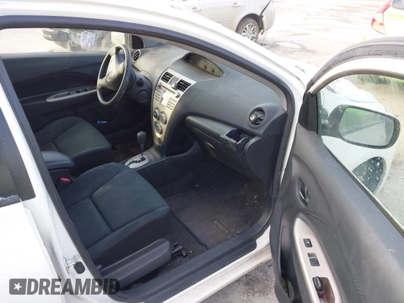 2009 Toyota Yaris z VIN JTDBT903991341371, wystawiony jako IAAI lot #41472292 z przebiegiem 205 596 mil mil oraz . Historia ofert i sprzedaży dostępna na DreamBid. Obrazek 5.