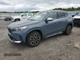 2023 BMW X1 xDrive28i z VIN WBX73EF04P5X15700, wystawiony jako Copart lot #56488145 z przebiegiem 19 980 mil mil oraz Szkoda całkowita • Salvage title. Historia ofert i sprzedaży dostępna na DreamBid. Obrazek 1.