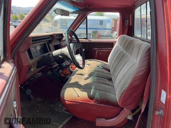 1986 Ford F-250 z VIN 1FTHF26L6GPA07454, wystawiony jako Copart lot #65404175 z przebiegiem 69 638 mil mil oraz Czysty tytuł • Clean title. Historia ofert i sprzedaży dostępna na DreamBid. Obrazek 9.