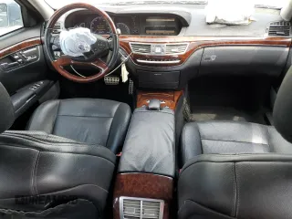 2013 Mercedes-Benz S 550 z VIN WDDNG7DB8DA517526, wystawiony jako Copart lot #53884865 z przebiegiem 119 398 mil mil oraz Nie do naprawy • Non repairable. Historia ofert i sprzedaży dostępna na DreamBid. Obrazek 8.