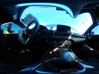 2020 Mazda MX-5 Miata Grand Touring z VIN JM1NDAM75L0412507, wystawiony jako IAAI lot #41573544 z przebiegiem Nie podano mil oraz . Historia ofert i sprzedaży dostępna na DreamBid. Obrazek 18.
