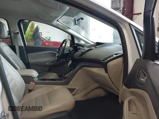2017 Ford C-Max SE z VIN 1FADP5EU8HL107626, wystawiony jako IAAI lot #42279162 z przebiegiem 79 697 mil mil oraz . Historia ofert i sprzedaży dostępna na DreamBid. Obrazek 5.
