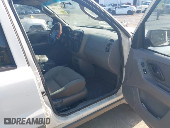 2002 Ford Escape XLT Choice with VIN 1FMYU03132KD02414, listed as a IAAI auction lot 42121509 with 218,148 mi miles and . Bid and sale history available at DreamBid. Image 5.
