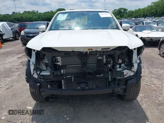 2024 Nissan Frontier SV z VIN 1N6ED1EK9RN633202, wystawiony jako IAAI lot #42227535 z przebiegiem 26 224 mil mil oraz . Historia ofert i sprzedaży dostępna na DreamBid. Obrazek 6.