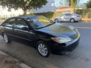 2002 Toyota Camry XLE z VIN JTDBF30K220012907, wystawiony jako Copart lot #57532255 z przebiegiem 151 651 mil mil oraz Czysty tytuł • Clean title. Historia ofert i sprzedaży dostępna na DreamBid. Obrazek 1.