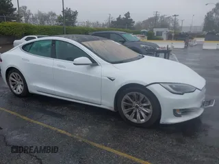 2018 Tesla Model S 75D z VIN 5YJSA1E24JF275038, wystawiony jako IAAI lot #41916984 z przebiegiem 116 352 mil mil oraz . Historia ofert i sprzedaży dostępna na DreamBid. Obrazek 1.