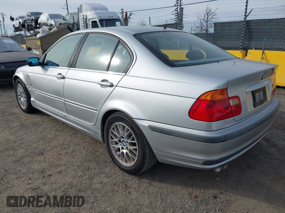 2000 BMW 3 Series 328i with VIN WBAAM5342YFR18357, listed as a IAAI auction lot 41597156 with 180,123 mi miles. Bid and sale history available at carsss.com. Image 3.
