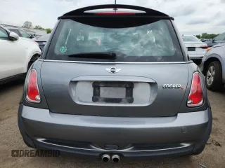 2006 MINI Hardtop S z VIN WMWRE33526TN28483, wystawiony jako Copart lot #64806175 z przebiegiem 76 419 mil mil oraz Szkoda całkowita • Salvage title. Historia ofert i sprzedaży dostępna na DreamBid. Obrazek 6.