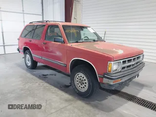 1993 Chevrolet Blazer z VIN 1GNDT13W2P2202181, wystawiony jako IAAI lot #42563244 z przebiegiem 143 439 mil mil oraz . Historia ofert i sprzedaży dostępna na DreamBid. Obrazek 1.
