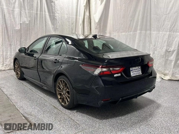 2023 Toyota Camry SE z VIN 4T1G11BK3PU075080, wystawiony jako Copart lot #58753195 z przebiegiem 106 506 mil mil oraz Czysty tytuł • Clean title. Historia ofert i sprzedaży dostępna na DreamBid. Obrazek 3.