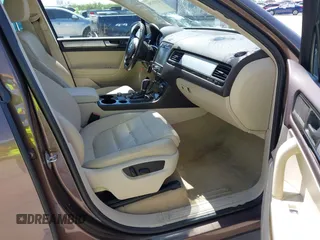 2012 Volkswagen Touareg Sport z VIN WVGFK9BPXCD000566, wystawiony jako IAAI lot #41971781 z przebiegiem 234 574 mil mil oraz . Historia ofert i sprzedaży dostępna na DreamBid. Obrazek 5.