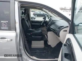2013 Chrysler Town & Country Touring-L with VIN 2C4RC1CG0DR684329, listed as a IAAI auction lot 41919921 with 101,868 mi miles. Bid and sale history available at carsss.com. Image 5.