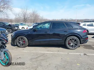 2021 Audi Q8 Prestige z VIN WA1FVAF18MD012276, wystawiony jako IAAI lot #41651592 z przebiegiem 45 615 mil mil oraz . Historia ofert i sprzedaży dostępna na DreamBid. Obrazek 14.
